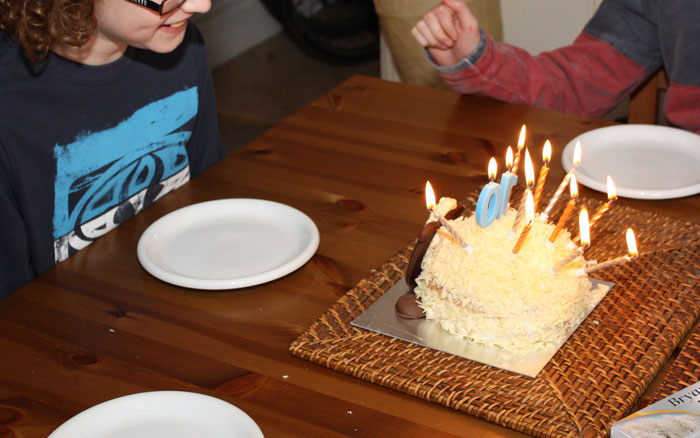 “AITA For Telling My Fiancé He Embarrassed Me When He Started Singing ‘Happy Birthday’ To His 5 Y.O. Son At The Restaurant?” “AITA For Telling My Fiancé He Embarrassed Me When He Started Singing ‘Happy Birthday’ To His 5 Y.O. Son At The Restaurant?”