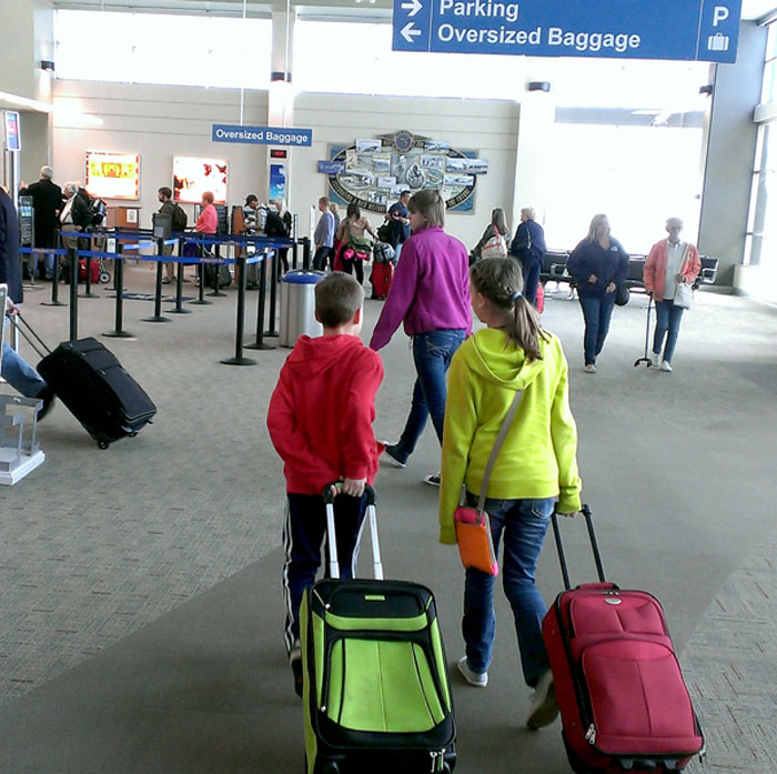 Man Is Puzzled That A Woman Turned Down His Request To Watch His Belongings At The Airport While He Uses The Restroom Man Is Puzzled That A Woman Turned Down His Request To Watch His Belongings At The Airport While He Uses The Restroom