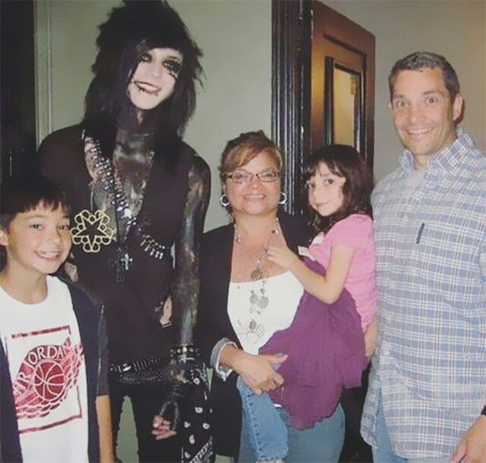 30 Times People Stood Out So Comically, Someone Just Had To Share Their Pics To This Online Group 30 Times People Stood Out So Comically, Someone Just Had To Share Their Pics To This Online Group