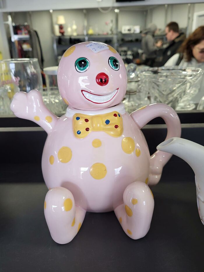 50 Random And Unhinged Things People Gave To Charity Shops That Confused Or Cracked Buyers Up 50 Random And Unhinged Things People Gave To Charity Shops That Confused Or Cracked Buyers Up