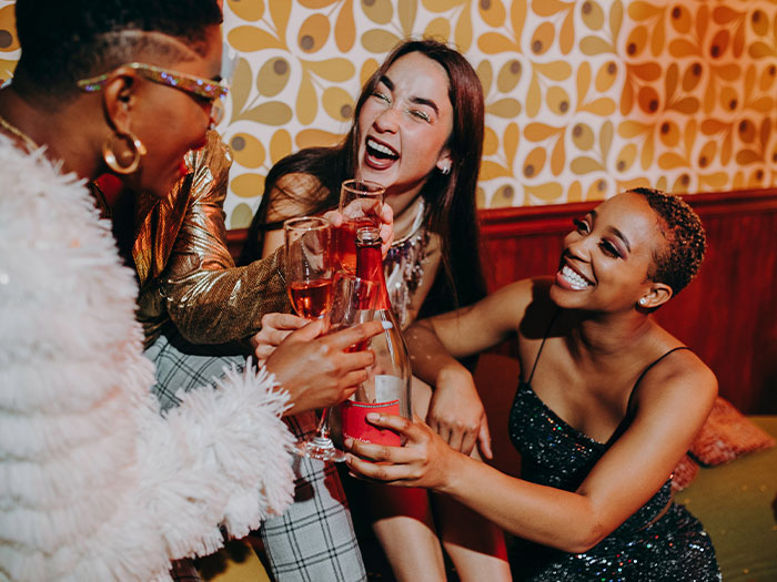 “A Waiter Had To Come And Ask Her To Sit Down”: Bride’s Sister Starts Loudly Sobbing Over Influencer Pics, Gets Escorted Out Of Engagement Dinner “A Waiter Had To Come And Ask Her To Sit Down”: Bride’s Sister Starts Loudly Sobbing Over Influencer Pics, Gets Escorted Out Of Engagement Dinner
