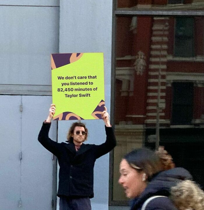 30 Times ‘Dude With Sign’ Did Everyone A Public Service And Protested Against Annoying Everyday Things (New Pics) 30 Times ‘Dude With Sign’ Did Everyone A Public Service And Protested Against Annoying Everyday Things (New Pics)