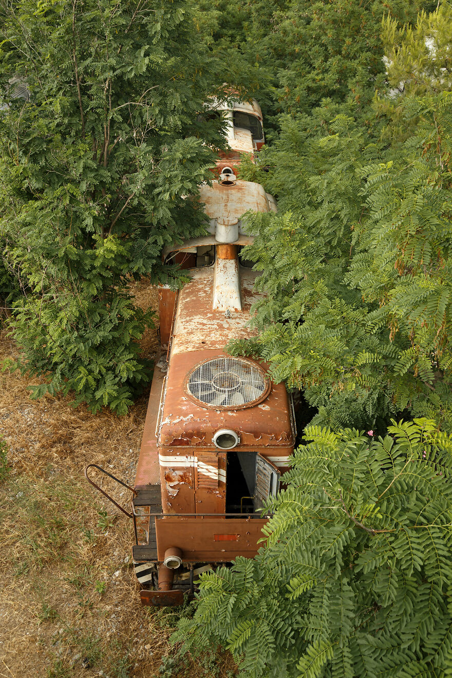 Ghostly Remains: I Took 15 Pictures Of Abandoned Trains
