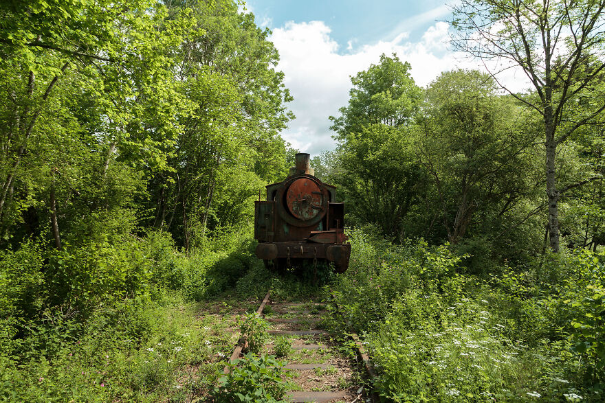 Ghostly Remains: I Took 15 Pictures Of Abandoned Trains