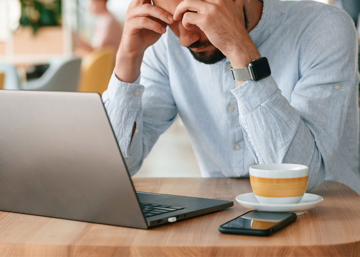 Guy Gets Annoyed At A Toddler At A Café Because He Wants To Use It As His Office, The Kid’s Mom Calls Him Out Guy Gets Annoyed At A Toddler At A Café Because He Wants To Use It As His Office, The Kid’s Mom Calls Him Out
