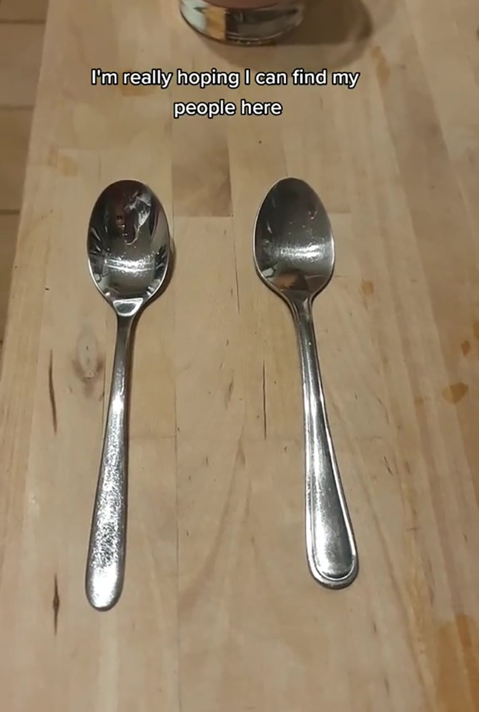 Woman Asks People Which Spoon Out Of These 2 They’d Choose, Sparks An Intense Debate Online Woman Asks People Which Spoon Out Of These 2 They’d Choose, Sparks An Intense Debate Online