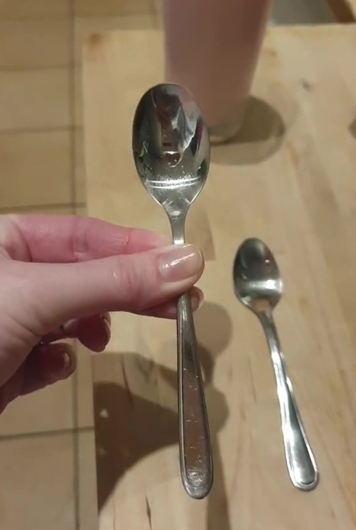 Woman Asks People Which Spoon Out Of These 2 They’d Choose, Sparks An Intense Debate Online Woman Asks People Which Spoon Out Of These 2 They’d Choose, Sparks An Intense Debate Online