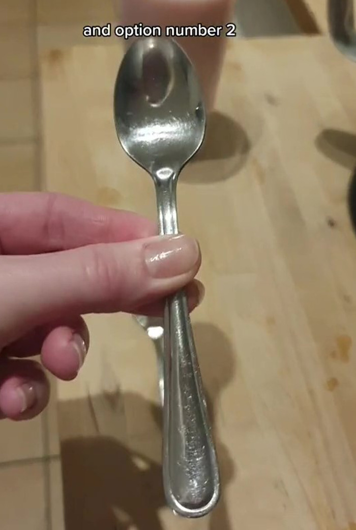 Woman Asks People Which Spoon Out Of These 2 They’d Choose, Sparks An Intense Debate Online Woman Asks People Which Spoon Out Of These 2 They’d Choose, Sparks An Intense Debate Online