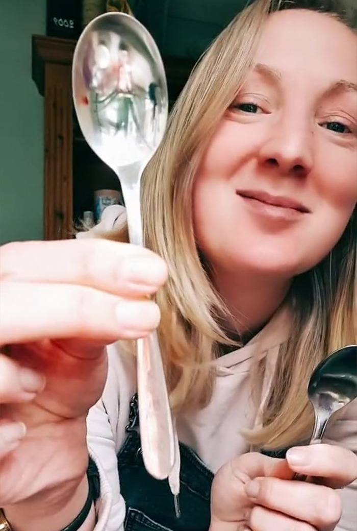 Woman Asks People Which Spoon Out Of These 2 They’d Choose, Sparks An Intense Debate Online Woman Asks People Which Spoon Out Of These 2 They’d Choose, Sparks An Intense Debate Online