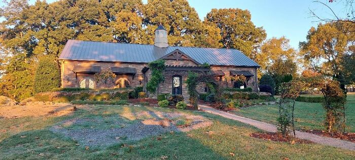 Honest Listing On Zillow Of A Property In Flames, Shared By This Landlord, Got Bought By A British Family Honest Listing On Zillow Of A Property In Flames, Shared By This Landlord, Got Bought By A British Family