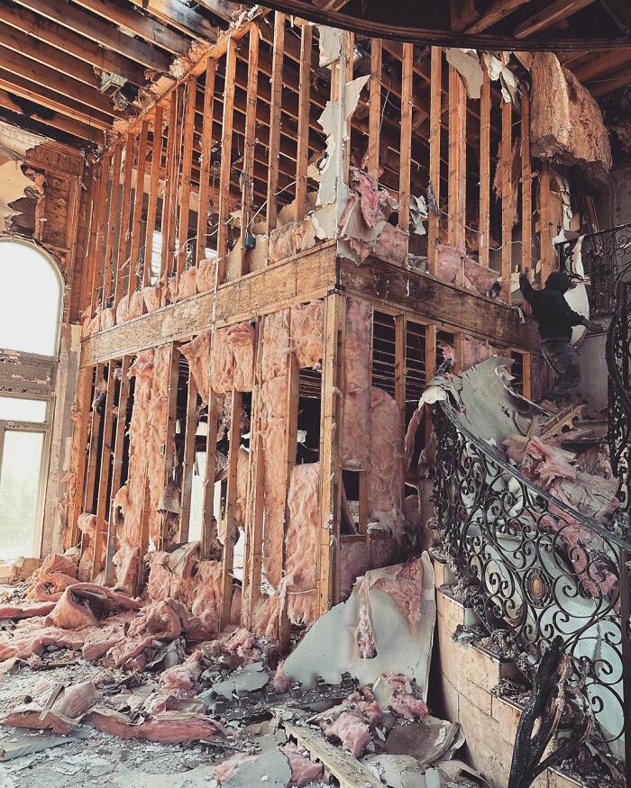 Honest Listing On Zillow Of A Property In Flames, Shared By This Landlord, Got Bought By A British Family Honest Listing On Zillow Of A Property In Flames, Shared By This Landlord, Got Bought By A British Family