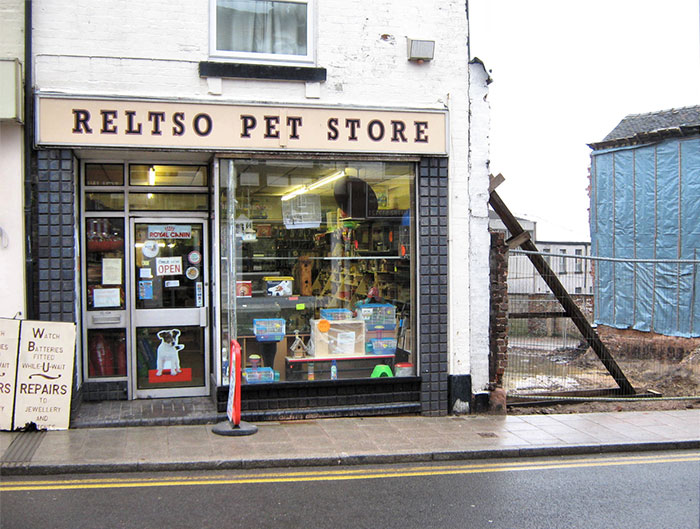 Karen Insists Pet Store Worker Must Count Each Live Cricket, They Maliciously Comply And She Ends Up Leaving The Store Embarrassed Karen Insists Pet Store Worker Must Count Each Live Cricket, They Maliciously Comply And She Ends Up Leaving The Store Embarrassed