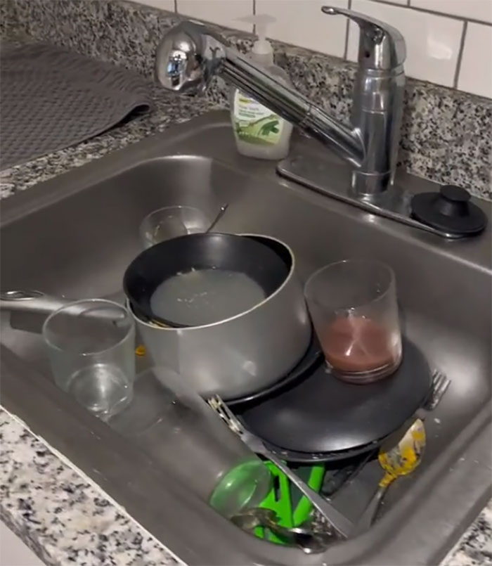 Airbnb Host Is Disgusted With Guest Who Didn’t Clean After Themself In The Apartment, Gets Destroyed Online Airbnb Host Is Disgusted With Guest Who Didn’t Clean After Themself In The Apartment, Gets Destroyed Online