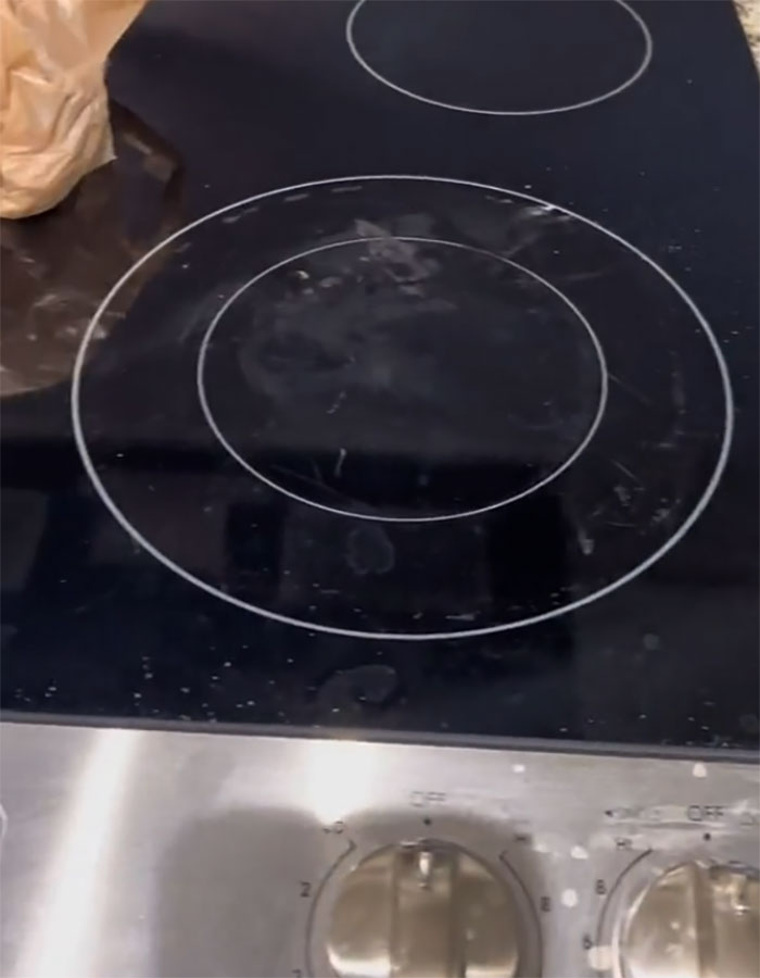 Airbnb Host Is Disgusted With Guest Who Didn’t Clean After Themself In The Apartment, Gets Destroyed Online Airbnb Host Is Disgusted With Guest Who Didn’t Clean After Themself In The Apartment, Gets Destroyed Online