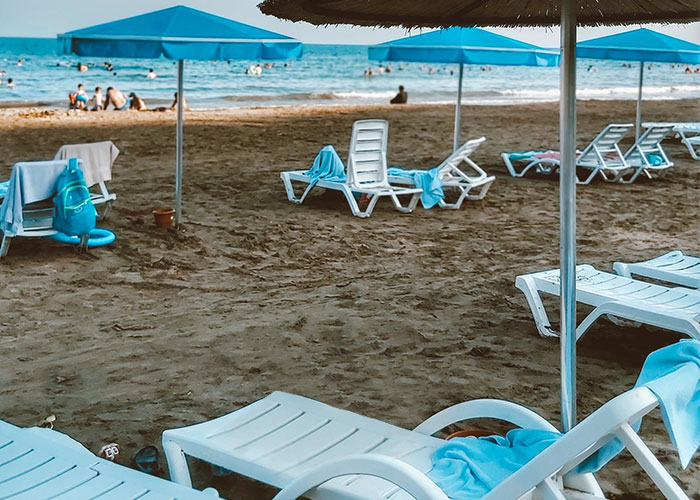 Woman Watches Chaos Ensue After Taking Towels Off Every Lounge Chair In Petty Revenge Woman Watches Chaos Ensue After Taking Towels Off Every Lounge Chair In Petty Revenge