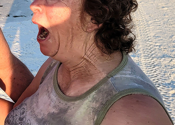 Woman Watches Chaos Ensue After Taking Towels Off Every Lounge Chair In Petty Revenge Woman Watches Chaos Ensue After Taking Towels Off Every Lounge Chair In Petty Revenge