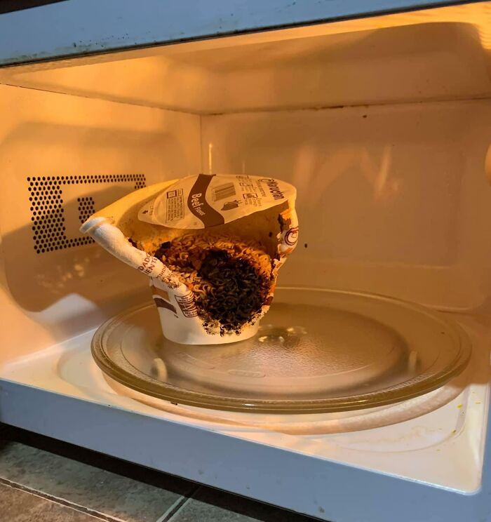 “Never Microwave Eggs”: 50 Times People Learned The Hard Way How NOT To Use A Microwave