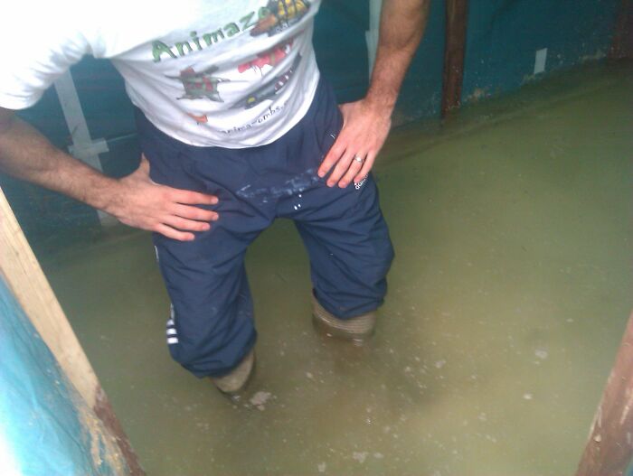 “Hobbit Hole” Was A DIY Project By Ashley Yeates, Who Decided To Build A Tolkien-Inspired Underground House In His Backyard “Hobbit Hole” Was A DIY Project By Ashley Yeates, Who Decided To Build A Tolkien-Inspired Underground House In His Backyard