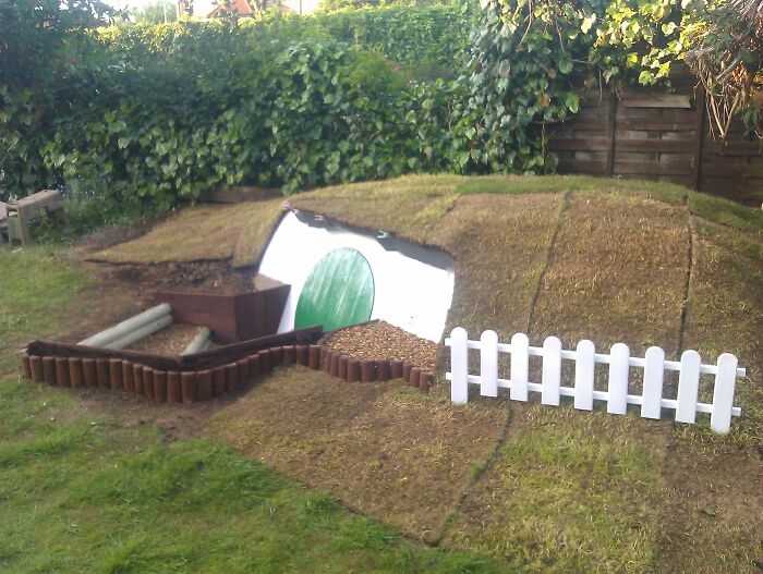 “Hobbit Hole” Was A DIY Project By Ashley Yeates, Who Decided To Build A Tolkien-Inspired Underground House In His Backyard “Hobbit Hole” Was A DIY Project By Ashley Yeates, Who Decided To Build A Tolkien-Inspired Underground House In His Backyard