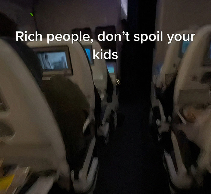 “Rich People, Don’t Spoil Your Kids”: Heated Discussion Starts After Dad Leaves His Kids In Coach While Flying First Class “Rich People, Don’t Spoil Your Kids”: Heated Discussion Starts After Dad Leaves His Kids In Coach While Flying First Class