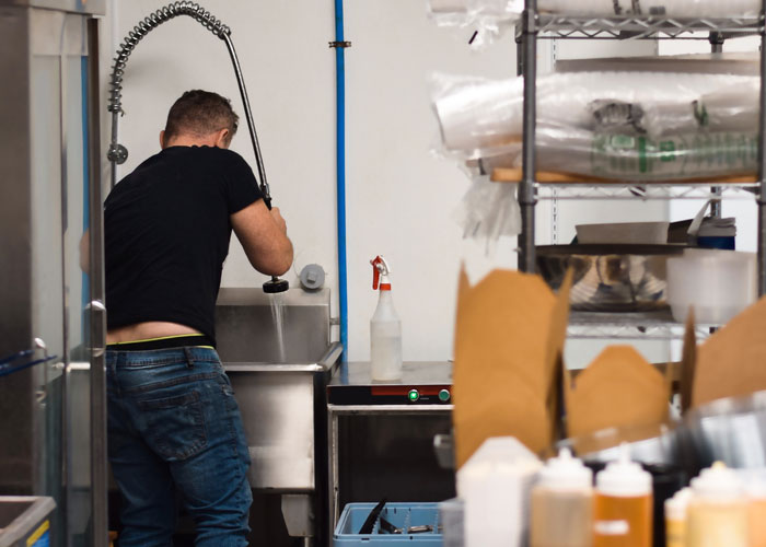 Manager Ignores His Part Of The Deal With Busboy, Regrets It When He Just Up And Leaves, Leaving The Place In Complete Pandemonium Manager Ignores His Part Of The Deal With Busboy, Regrets It When He Just Up And Leaves, Leaving The Place In Complete Pandemonium