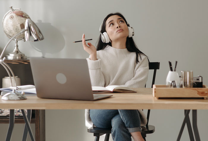 “[It’s] Disrespectful And A Violation Of Privacy”: Extremely-Intrusive Coworker Is Scolded By A Woman In Front Of The Entire Office