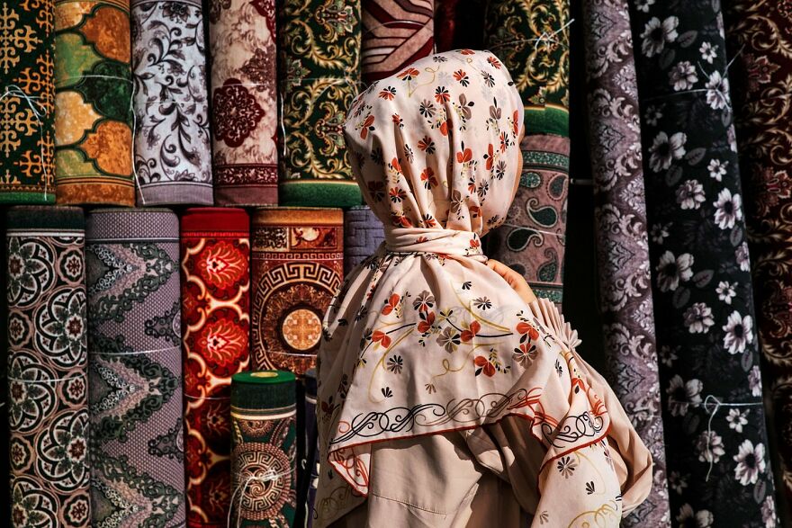 30 Times This Photographer Captured The Unfiltered Moments Of Daily Life (New Pics) 30 Times This Photographer Captured The Unfiltered Moments Of Daily Life (New Pics)