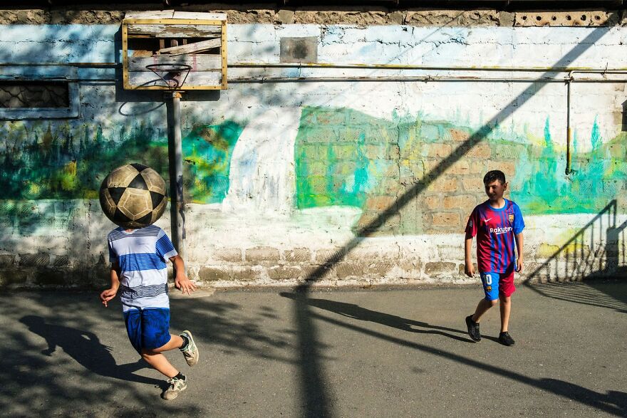 30 Times This Photographer Captured The Unfiltered Moments Of Daily Life (New Pics) 30 Times This Photographer Captured The Unfiltered Moments Of Daily Life (New Pics)