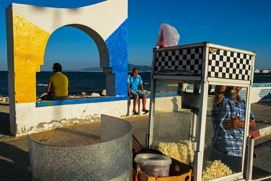 30 Times This Photographer Captured The Unfiltered Moments Of Daily Life (New Pics) 30 Times This Photographer Captured The Unfiltered Moments Of Daily Life (New Pics)