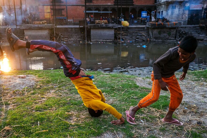 30 Times This Photographer Captured The Unfiltered Moments Of Daily Life (New Pics) 30 Times This Photographer Captured The Unfiltered Moments Of Daily Life (New Pics)