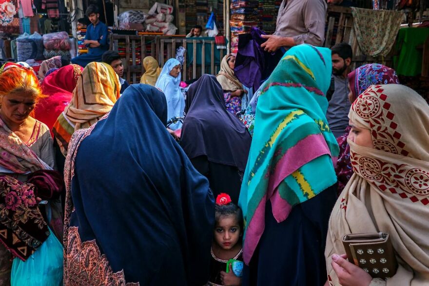 30 Times This Photographer Captured The Unfiltered Moments Of Daily Life (New Pics) 30 Times This Photographer Captured The Unfiltered Moments Of Daily Life (New Pics)