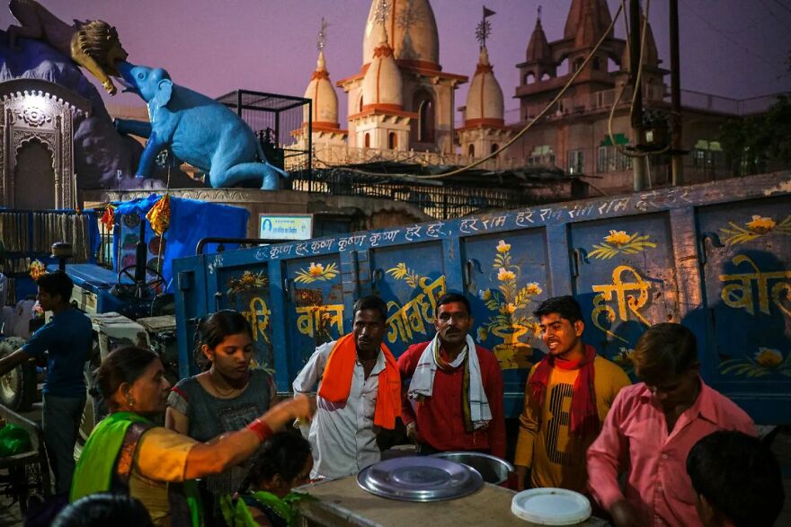 30 Times This Photographer Captured The Unfiltered Moments Of Daily Life (New Pics) 30 Times This Photographer Captured The Unfiltered Moments Of Daily Life (New Pics)