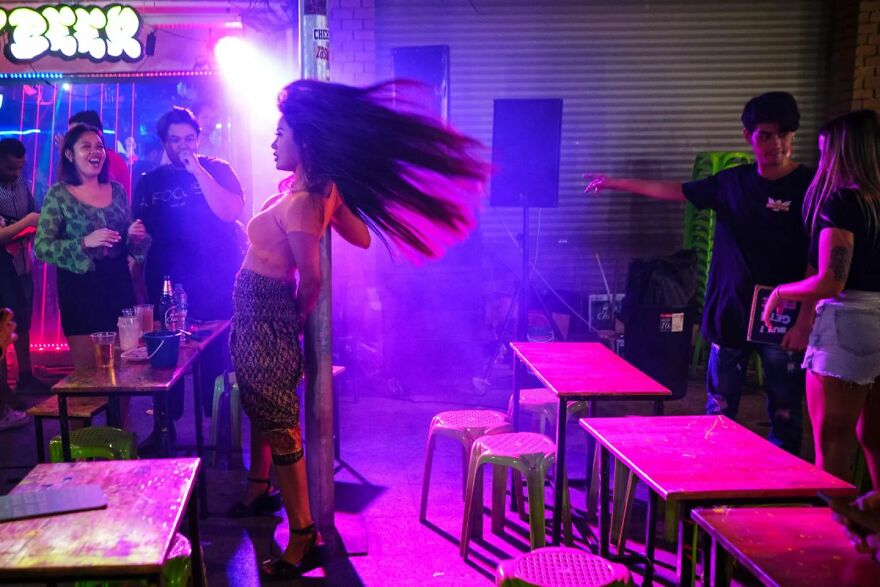 30 Times This Photographer Captured The Unfiltered Moments Of Daily Life (New Pics) 30 Times This Photographer Captured The Unfiltered Moments Of Daily Life (New Pics)