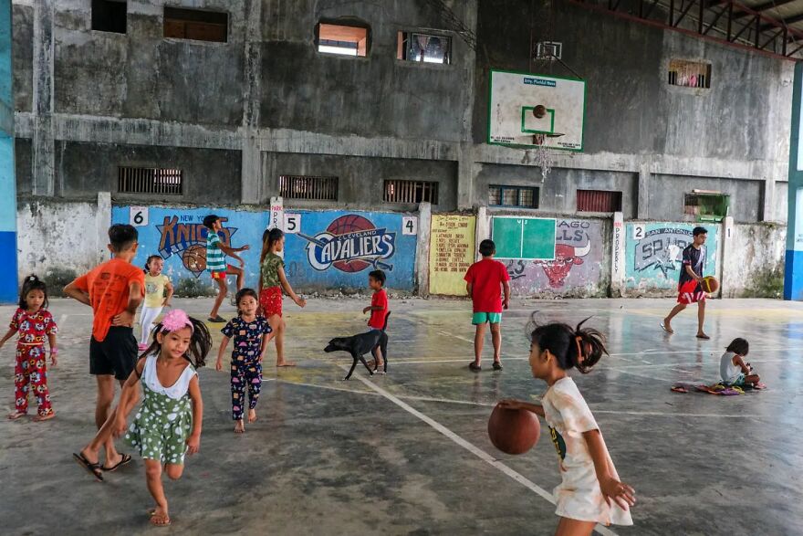 30 Times This Photographer Captured The Unfiltered Moments Of Daily Life (New Pics) 30 Times This Photographer Captured The Unfiltered Moments Of Daily Life (New Pics)