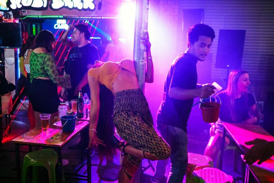 30 Times This Photographer Captured The Unfiltered Moments Of Daily Life (New Pics) 30 Times This Photographer Captured The Unfiltered Moments Of Daily Life (New Pics)