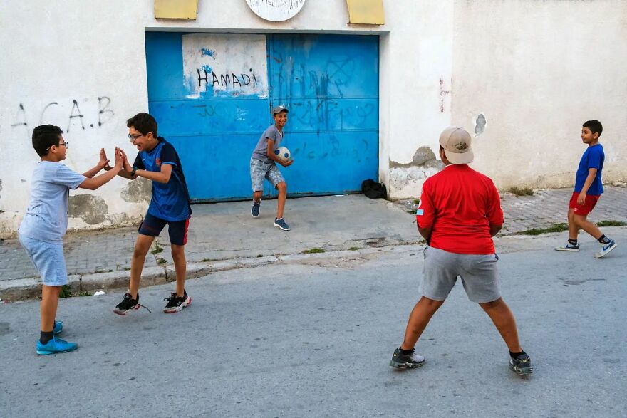 30 Times This Photographer Captured The Unfiltered Moments Of Daily Life (New Pics) 30 Times This Photographer Captured The Unfiltered Moments Of Daily Life (New Pics)