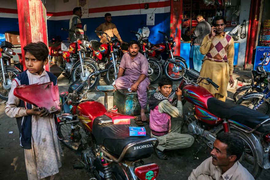 30 Times This Photographer Captured The Unfiltered Moments Of Daily Life (New Pics) 30 Times This Photographer Captured The Unfiltered Moments Of Daily Life (New Pics)