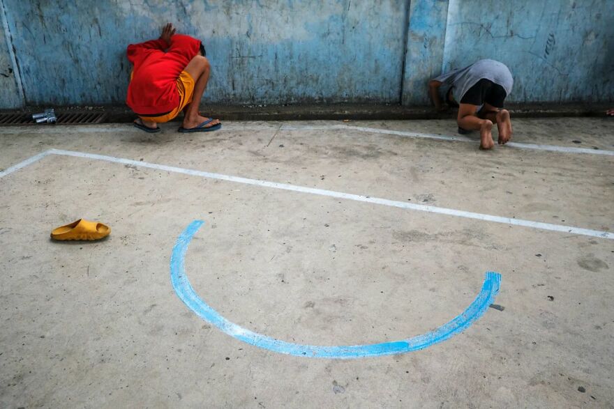 30 Times This Photographer Captured The Unfiltered Moments Of Daily Life (New Pics) 30 Times This Photographer Captured The Unfiltered Moments Of Daily Life (New Pics)