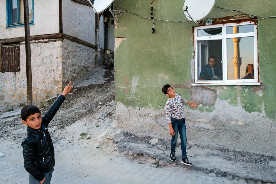 30 Times This Photographer Captured The Unfiltered Moments Of Daily Life (New Pics) 30 Times This Photographer Captured The Unfiltered Moments Of Daily Life (New Pics)