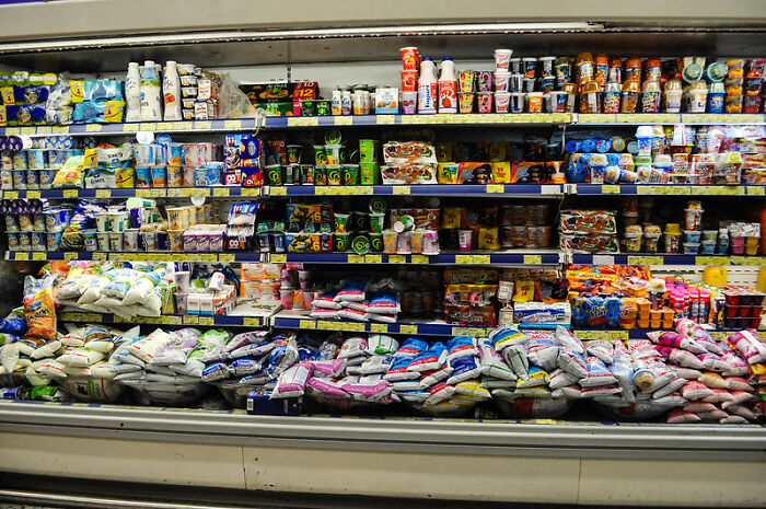 Influencer Is Left In Tears After Strangers Refuse Her Offer To Pay For Their Grocery Shopping Influencer Is Left In Tears After Strangers Refuse Her Offer To Pay For Their Grocery Shopping