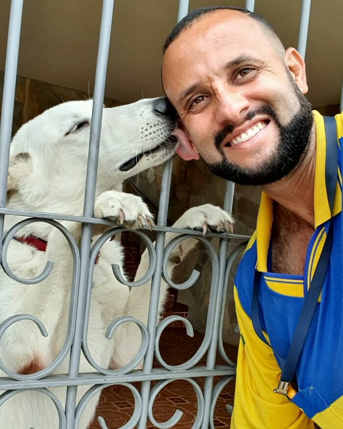 Mailman Takes Selfies With Every Animal That He Befriends While On His Job, And Here Are The Newest 30 Photos Mailman Takes Selfies With Every Animal That He Befriends While On His Job, And Here Are The Newest 30 Photos