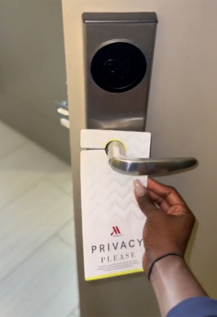“I Will Never Stop Doing My Hotel Security Search”: Woman Shows Her Security Routine To Teach Others “I Will Never Stop Doing My Hotel Security Search”: Woman Shows Her Security Routine To Teach Others