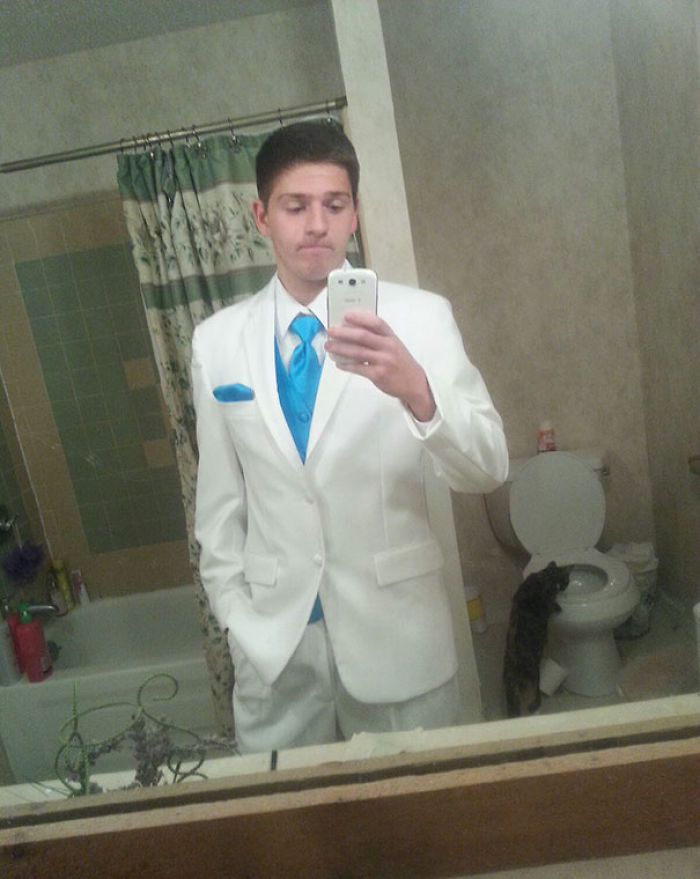 30 Hilarious Times People Forgot To Check The Background When Taking A Selfie 30 Hilarious Times People Forgot To Check The Background When Taking A Selfie