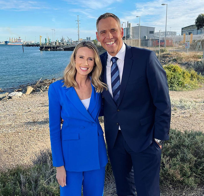 People Are Cracking Up At This Cute Interview Guest Accidentally Changing His Background And Filter From Goofy To Goofier