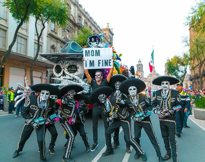 30 Wholesome Pics Of Man Reassuring His Mom Of His Wellbeing Whilst He Explores The World (New Pics) 30 Wholesome Pics Of Man Reassuring His Mom Of His Wellbeing Whilst He Explores The World (New Pics)