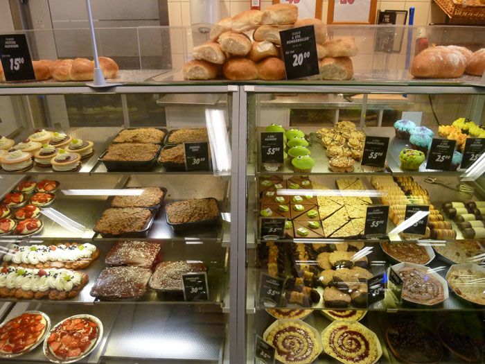 Woman Can’t Stand Niece “Helping” Her Out In Bakery, Family Drama Ensues Woman Can’t Stand Niece “Helping” Her Out In Bakery, Family Drama Ensues