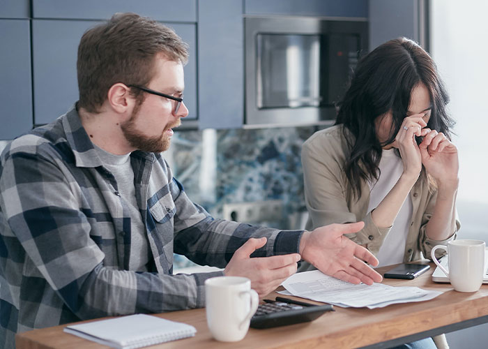 Exhausted Husband Working 84-Hour Weeks Considers Divorce After Wife Won’t Go Back To Work Exhausted Husband Working 84-Hour Weeks Considers Divorce After Wife Won’t Go Back To Work