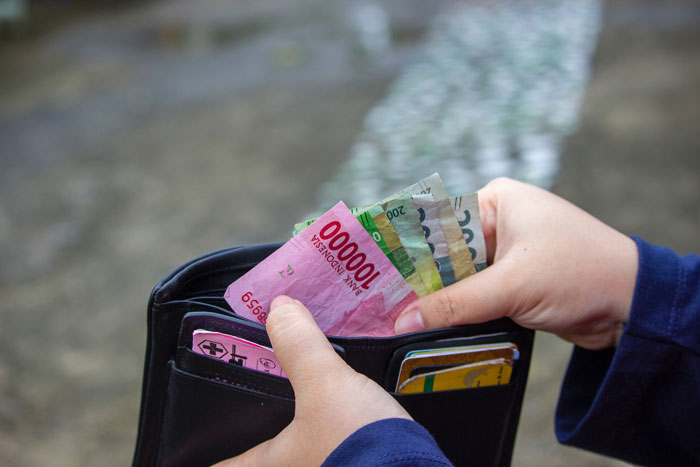 Woman Makes Office ‘Gossip Girl’ Cry After She Kept Asking Her About Her Husband’s Salary Woman Makes Office ‘Gossip Girl’ Cry After She Kept Asking Her About Her Husband’s Salary