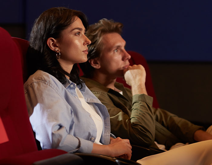 Mom Feels Entitled To Guy’s Seats So She Can Watch ‘Barbie’ With Her Daughter, He Refuses To Move Mom Feels Entitled To Guy’s Seats So She Can Watch ‘Barbie’ With Her Daughter, He Refuses To Move