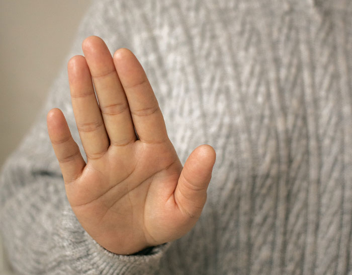 Mom Feels Entitled To Guy’s Seats So She Can Watch ‘Barbie’ With Her Daughter, He Refuses To Move Mom Feels Entitled To Guy’s Seats So She Can Watch ‘Barbie’ With Her Daughter, He Refuses To Move